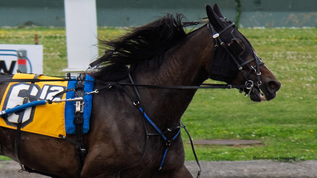 Makes Me Charlie winning at Buffalo Raceway