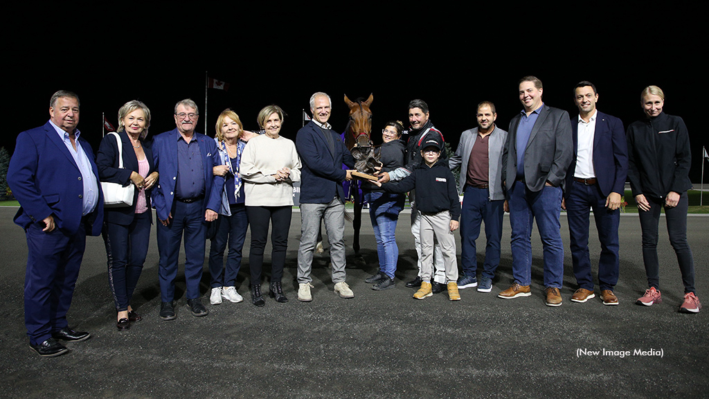 Lasting Dream in the winner's circle at Woodbine Mohawk Park