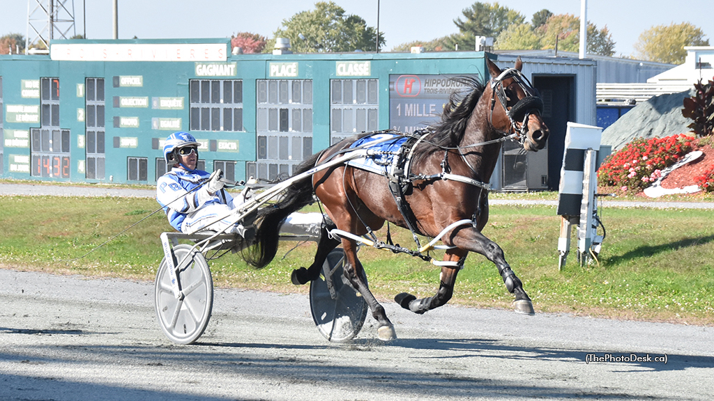 C J Desbi winning at Hippodrome 3R