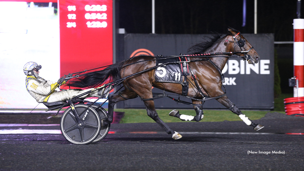 Stonebridge Helios and driver Mark MacDonald winning at Woodbine Mohawk Park on April 4