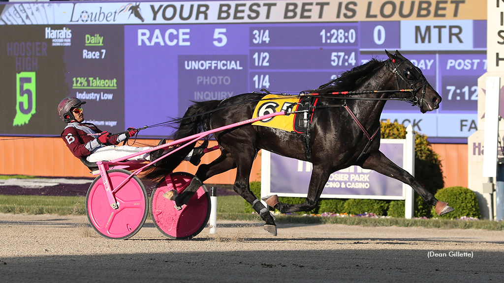 Atlee Bender winning at Hoosier Park with Dan D Man Can