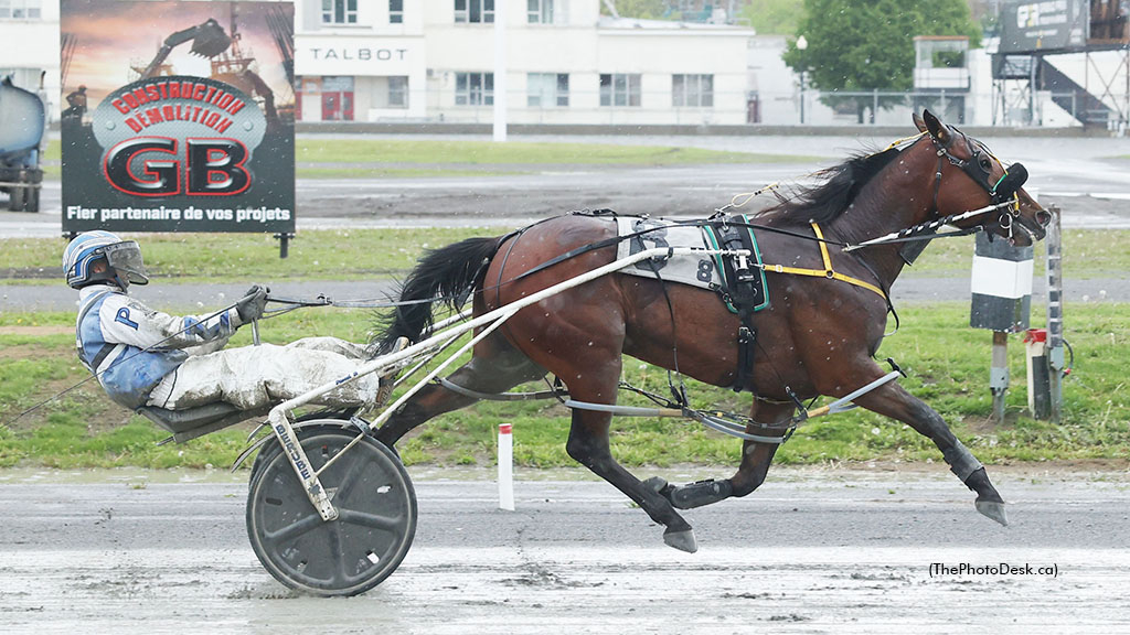Bets Beach winning at Hippodrome 3R
