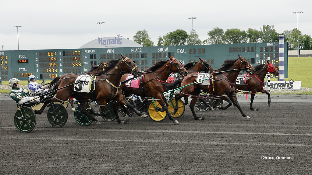 Ken Hanover (#8) in a blanket Joseph Auger finish at Harrah's Philadelphia