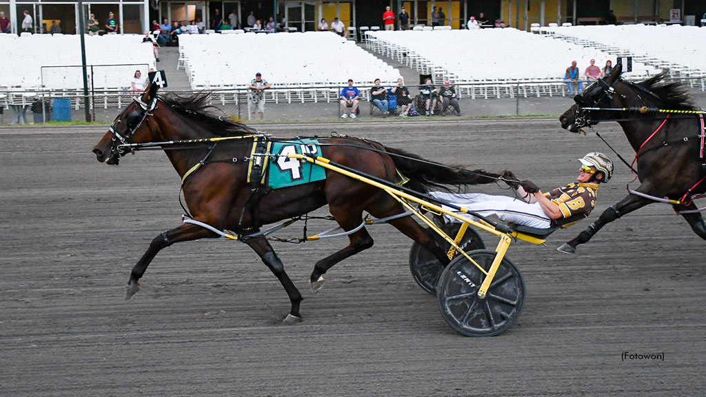 Shes A Streaker winning at Vernon Downs