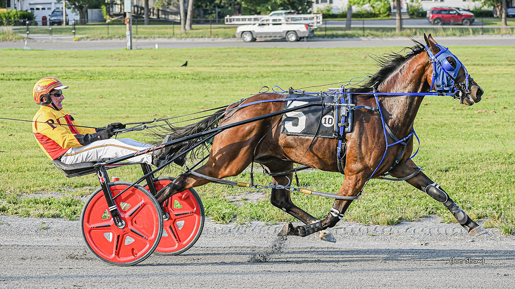 Snowonthepines winning at Bangor Raceway