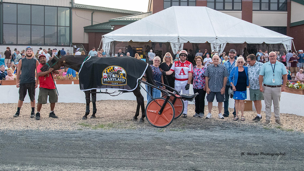 Make It Right in the Ocean Downs winner's circle