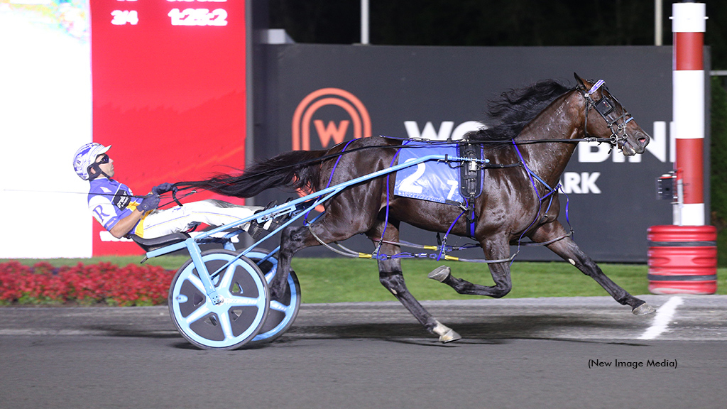 Shalom Hanover winning at Woodbine Mohawk Park