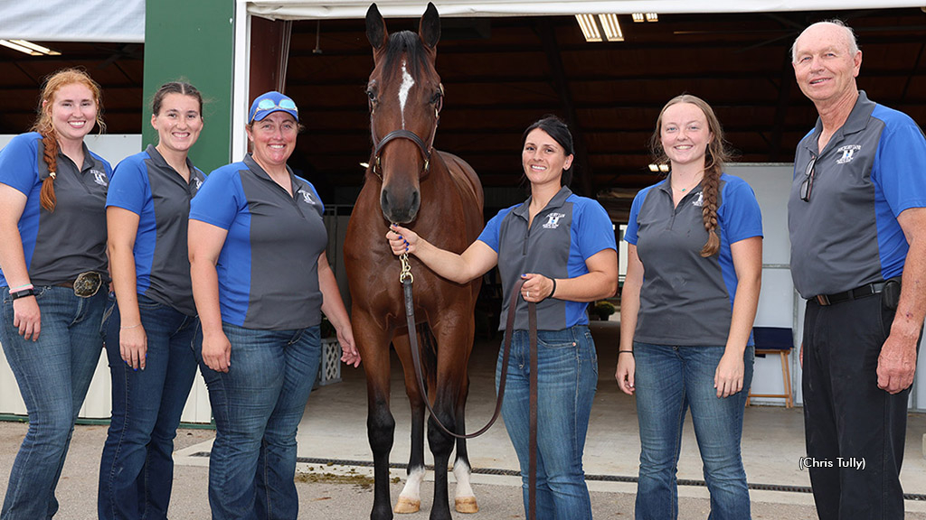 Yearling sales topper Perls Hotshot with the Hickory Lane Farm crew at the 2026 Ohio Selected Jug Sale