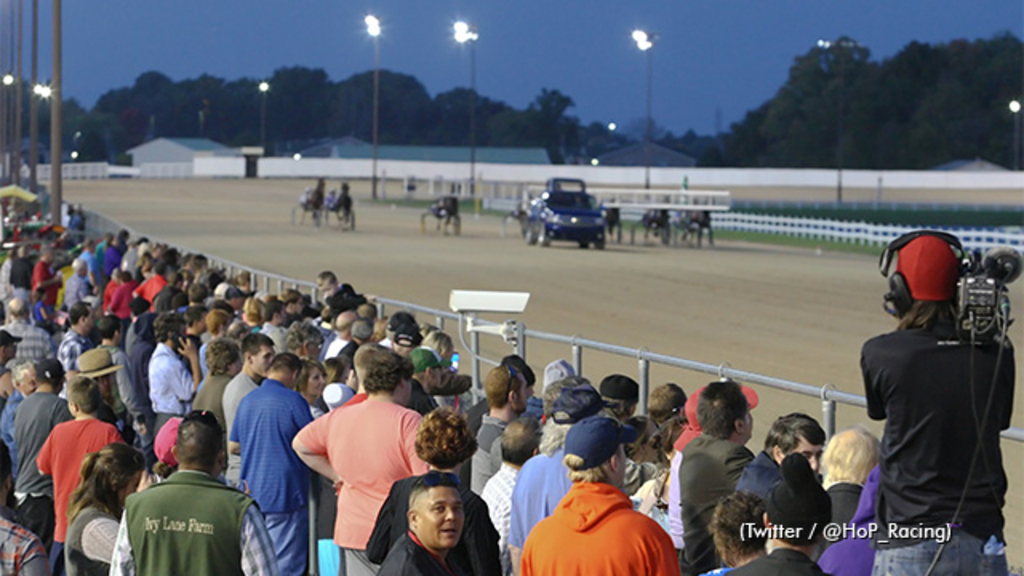 Hoosier-Park-Crowd-Stretch-640px.jpg