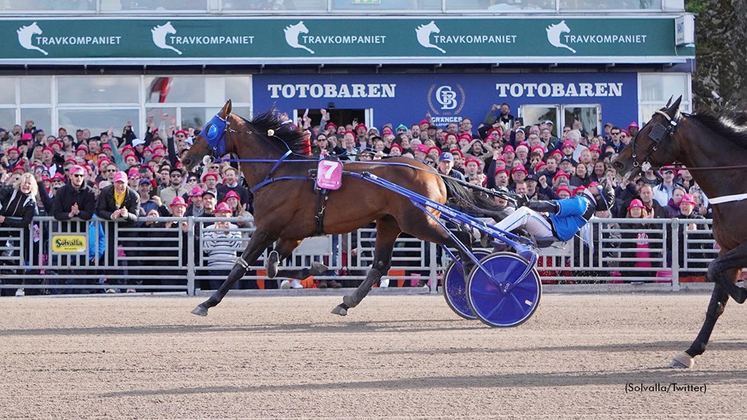 Etonnant winning the 2022 Elitloppet