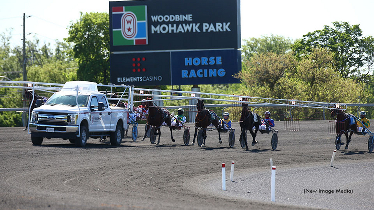 Qualifying action at Woodbine Mohawk Park
