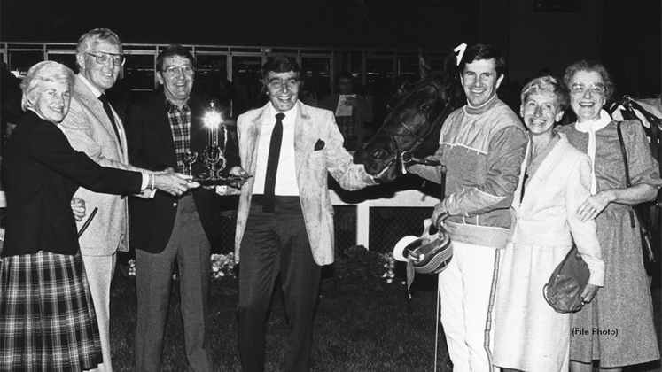 1985 Ontario Sires Stakes winner Cranberry Hill with driver Dr. John Hayes Jr., Charles Juravinski (center), along with co-owners Gord Rumpel (third from left), Margaret Juravinski (second from right) and Ila Rumpel (far right).