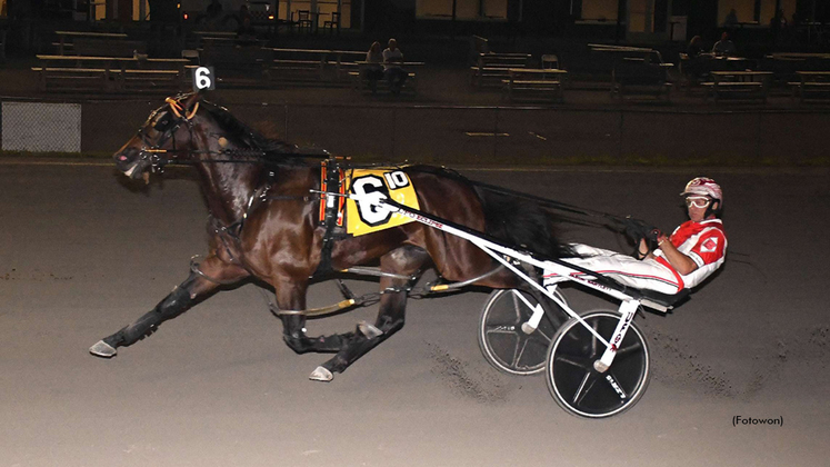 Escape To America winning at Vernon Downs