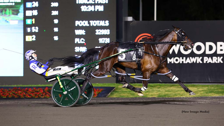 Always B Naughty winning at Woodbine Mohawk Park