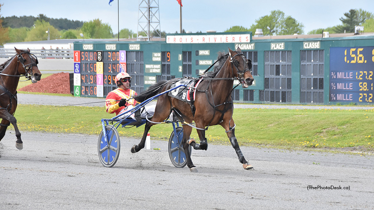 Self Made winning at Hippodrome 3R