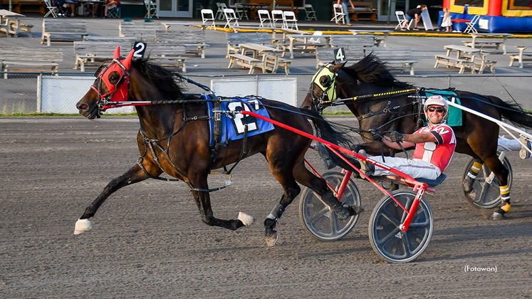 Kinnder Hotblood winning at Vernon Downs