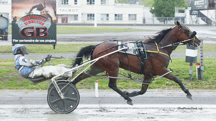 Bets Beach winning at Hippodrome 3R