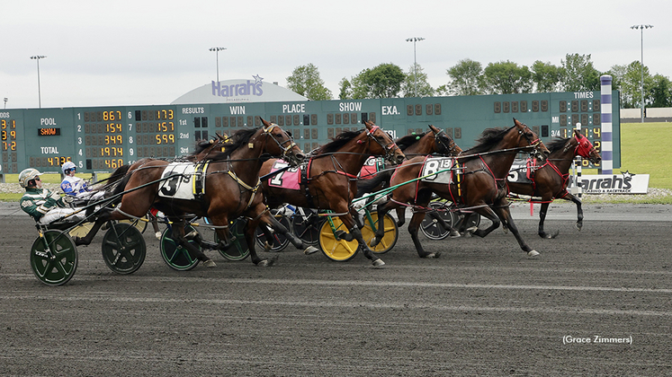 Ken Hanover (#8) in a blanket Joseph Auger finish at Harrah's Philadelphia