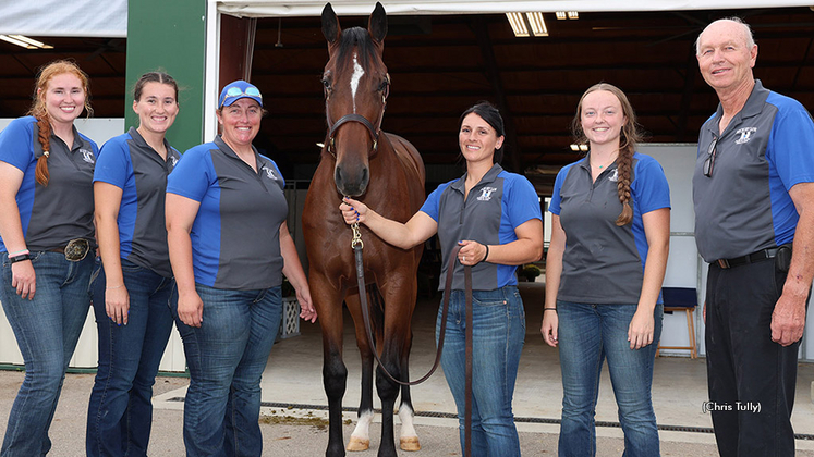 Yearling sales topper Perls Hotshot with the Hickory Lane Farm crew at the 2026 Ohio Selected Jug Sale
